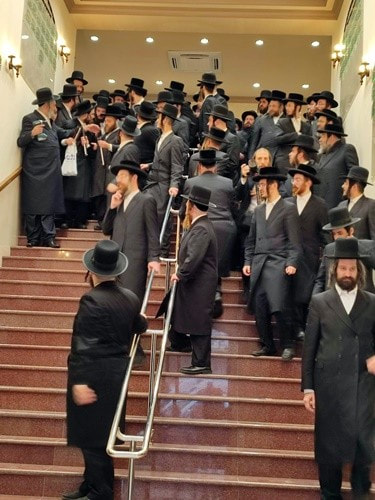 Last vitamin gown A fost consacrată cea mai nouă sinagogă din Europa, Palm Tree Court (Curtea  Curmalului) din Sighet